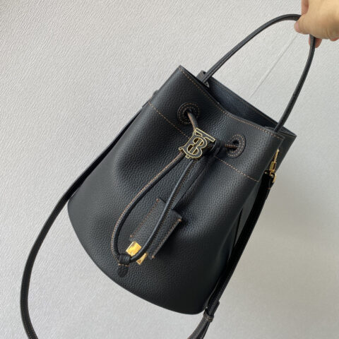 Burberry B家最新版小牛皮水桶包 型号6911 黑色