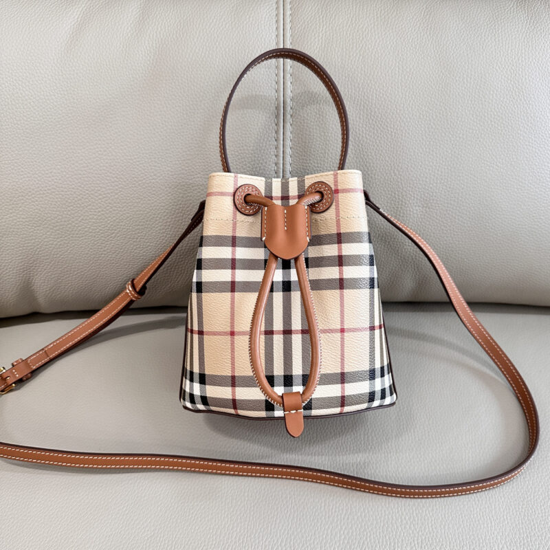 Burberry B家新一季的这款桦木棕色水桶包 型号1841