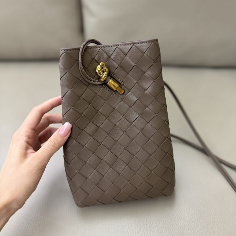 BV Andiamo Phone Pouch 型号:843890 松果棕