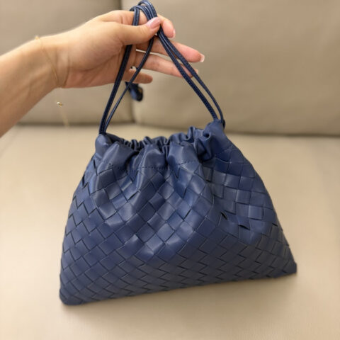 BV Dustbag手拿包型号：796728  威尼斯蓝 中号