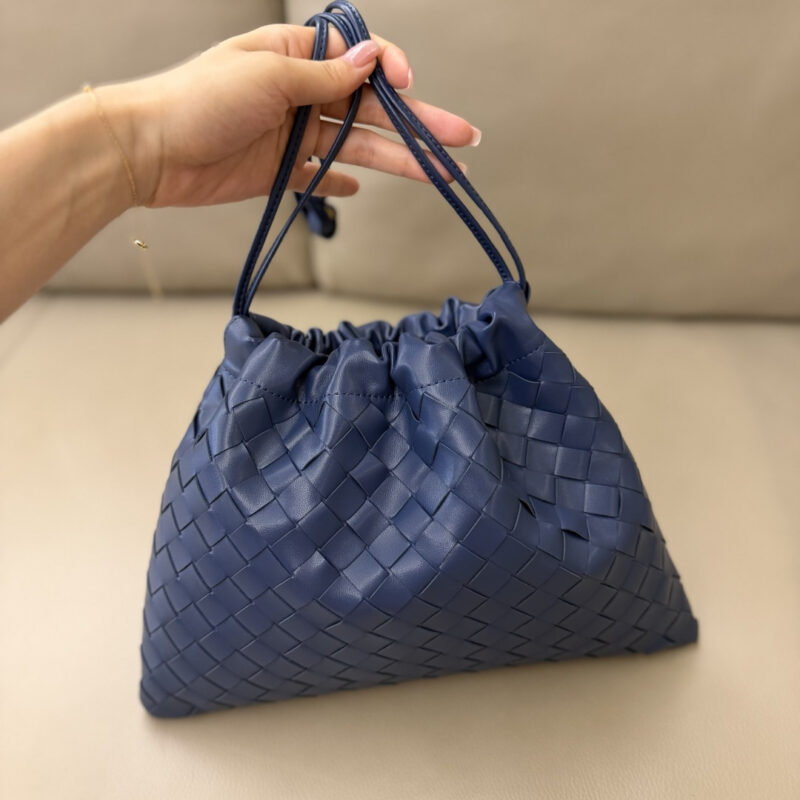 BV Dustbag手拿包型号：796728  威尼斯蓝 中号