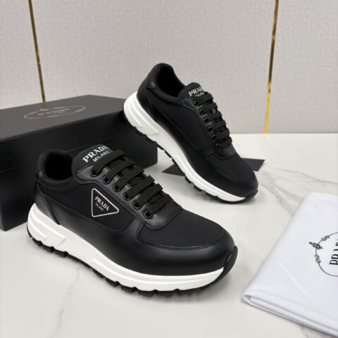 PRADA Re-Nylon 再生尼龙和亮面皮革运动鞋