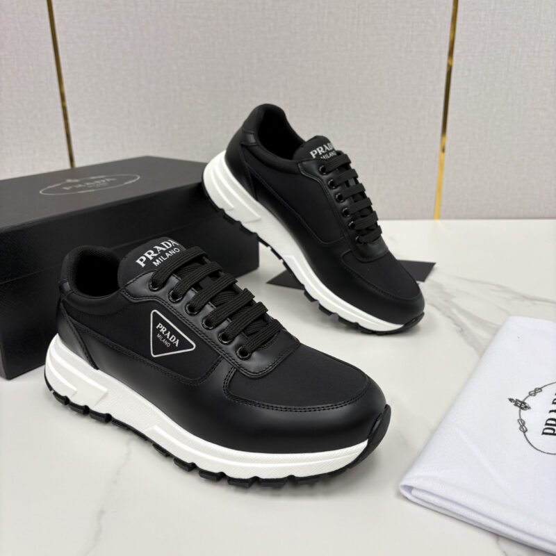 PRADA Re-Nylon 再生尼龙和亮面皮革运动鞋