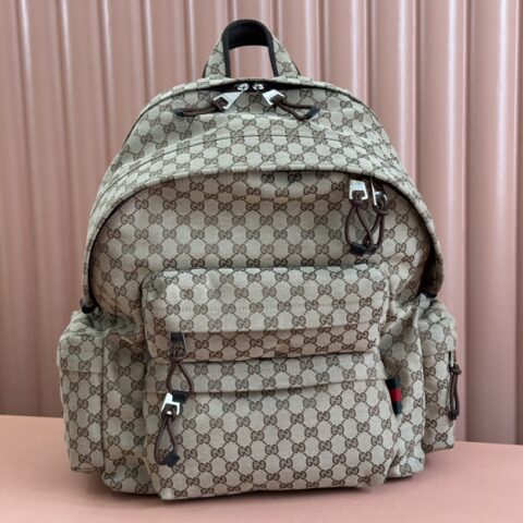 GUCCI 背包匠心融蕴时尚线条与运动风尚 型号:800182