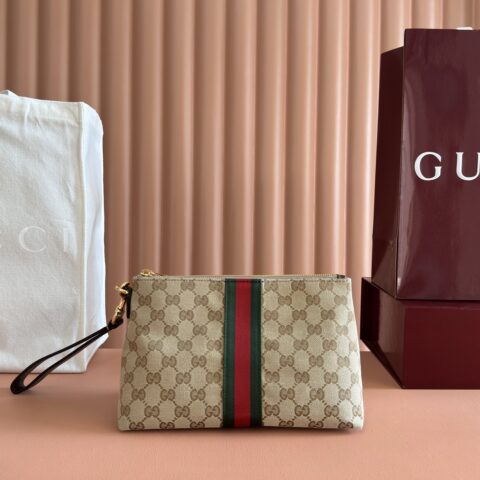 GUCCI 全新小皮具设计甄选轻盈挺括的GG帆布 型号：867337杏布/棕色