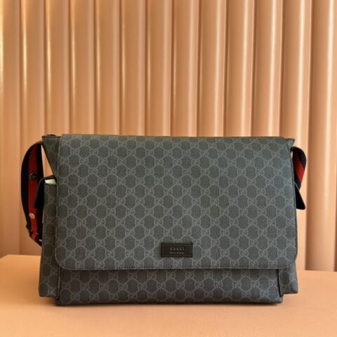 GUCCI  GG Supreme和黑色皮革搭配 型号 :211131
