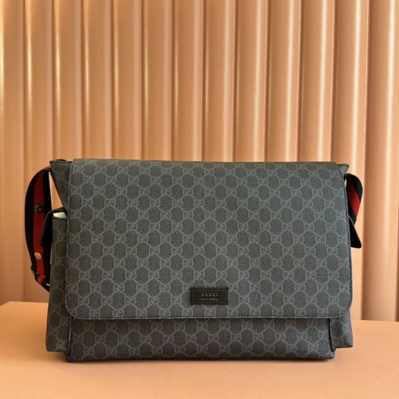 GUCCI  GG Supreme和黑色皮革搭配 型号 :211131