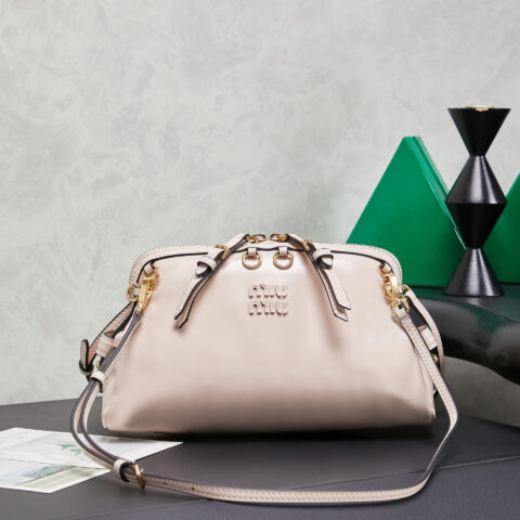 MIUMIU Miu新品特色款式贝壳双肩包 5BF131 裸粉