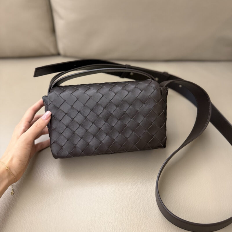 BV  Intrecciato Mini Bag 型号：857931 巧克力棕