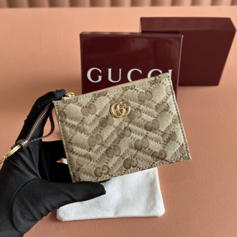 GUCCI Generation 系列深入探索品牌的典藏和视觉代码 型号：837747 杏布/棕色