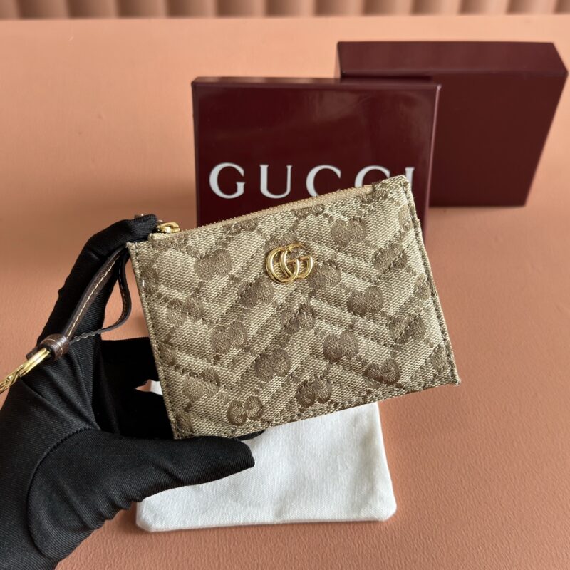 GUCCI Generation 系列深入探索品牌的典藏和视觉代码 型号：837747 杏布/棕色
