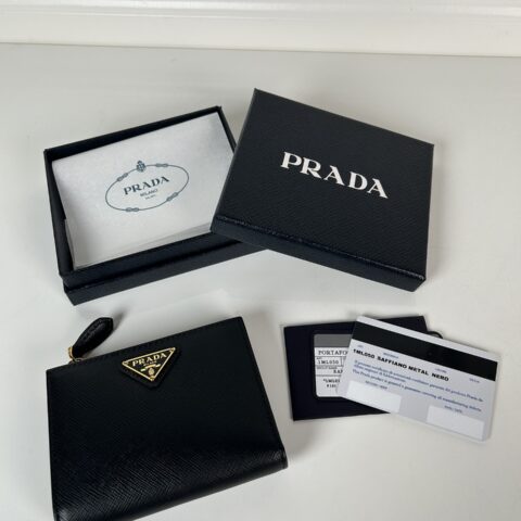 PRADA P家➡️男女通用短款钱包，型号1ML050,十字纹牛皮制作