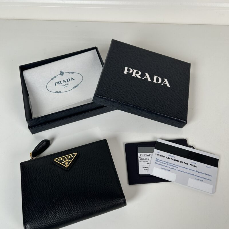 PRADA P家➡️男女通用短款钱包，型号1ML050,十字纹牛皮制作