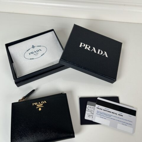 PRADA P家➡️男女通用短款钱包，型号1ML050,十字纹牛皮制作