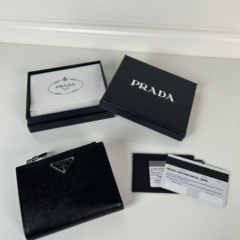 PRADA P家➡️男女通用短款钱包，型号1ML050,十字纹牛皮制作