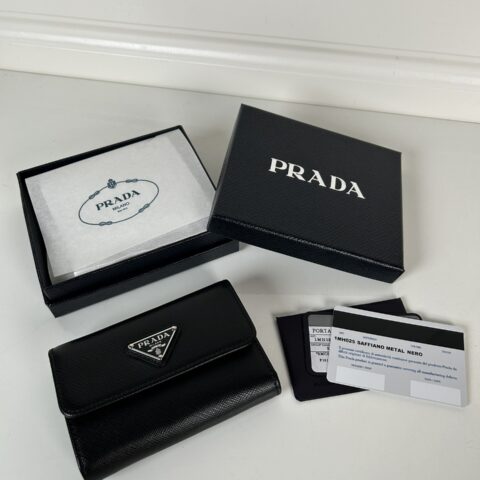PRADA P家➡️女士十字纹短夹，原单品质，型号1MH025