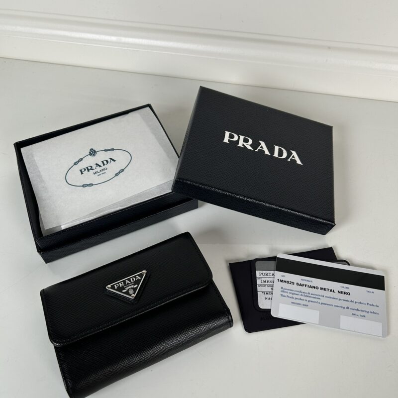 PRADA P家➡️女士十字纹短夹，原单品质，型号1MH025
