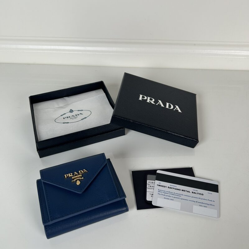 PRADA P家➡️女士迷你三折钱包，型号1MH021,宝蓝色十字纹皮