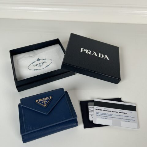 PRADA P家➡️女士迷你三折钱包，型号1MH021,宝蓝色十字纹皮