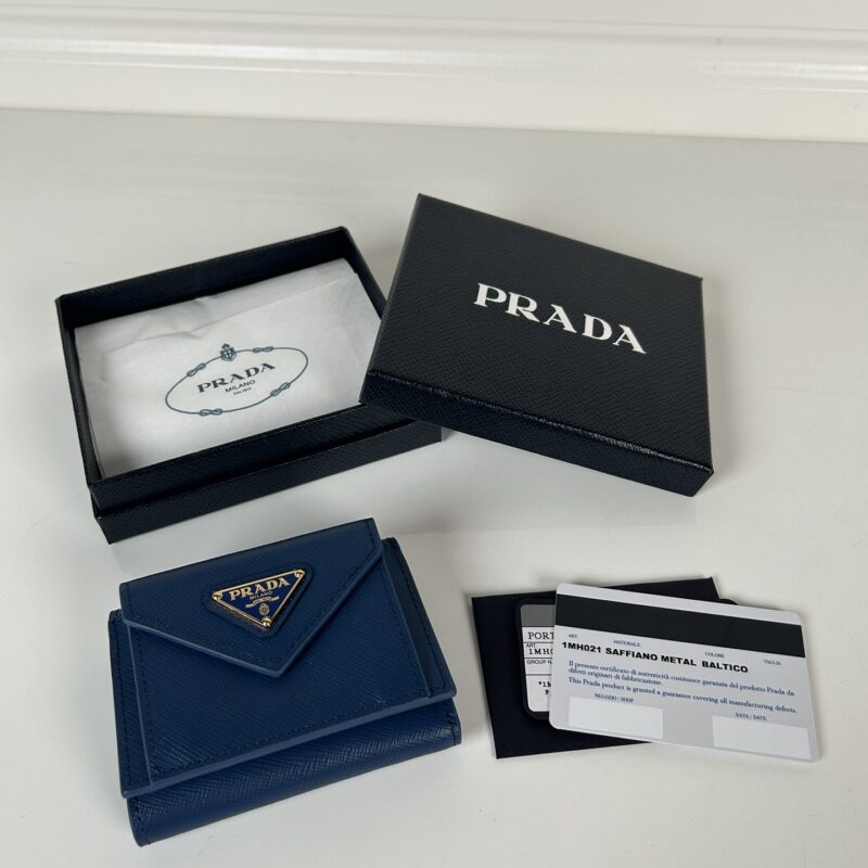 PRADA P家➡️女士迷你三折钱包，型号1MH021,宝蓝色十字纹皮