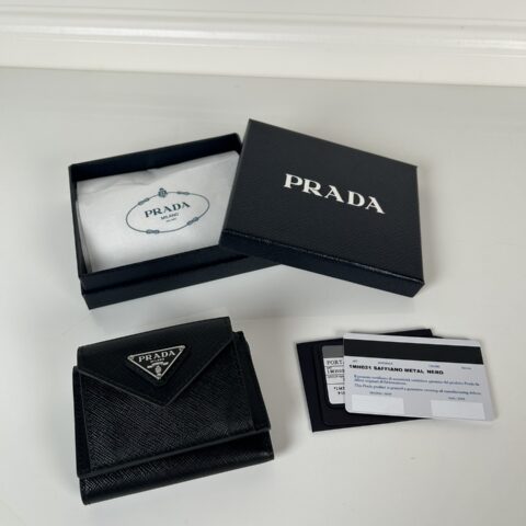 PRADA P家➡️女士迷你三折钱包，型号1MH021,黑色十字纹皮