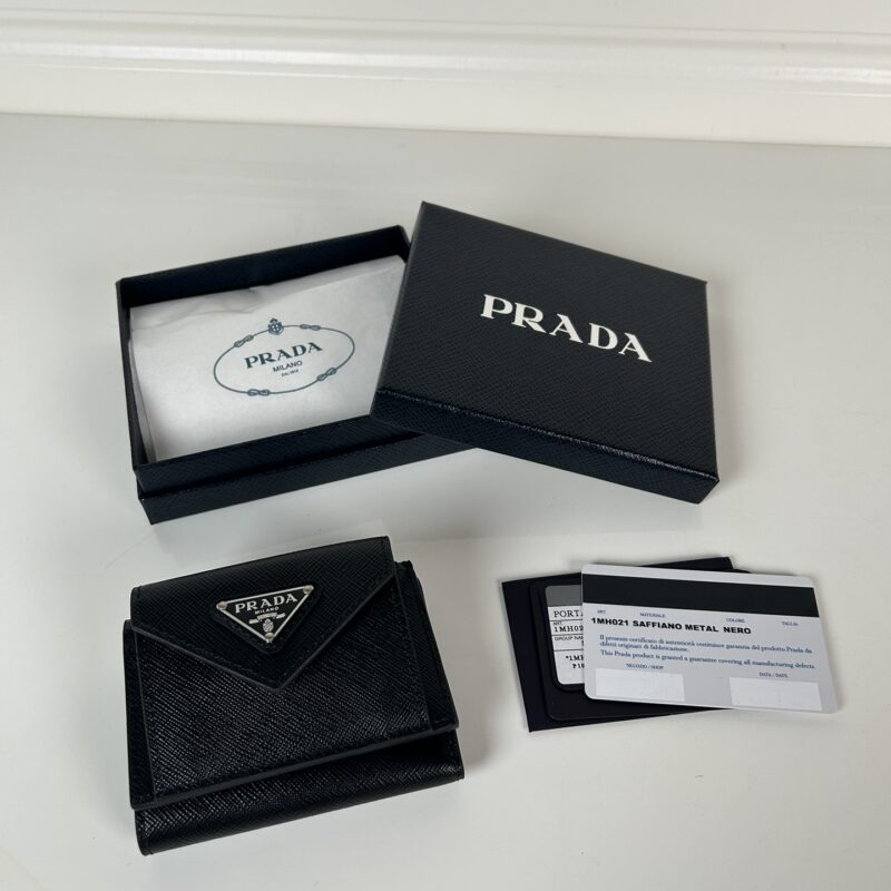 PRADA P家➡️女士迷你三折钱包，型号1MH021,黑色十字纹皮
