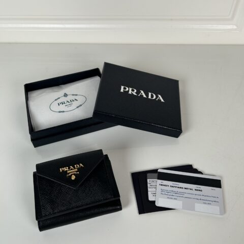 PRADA P家➡️女士迷你三折钱包，型号1MH021,黑色十字纹皮