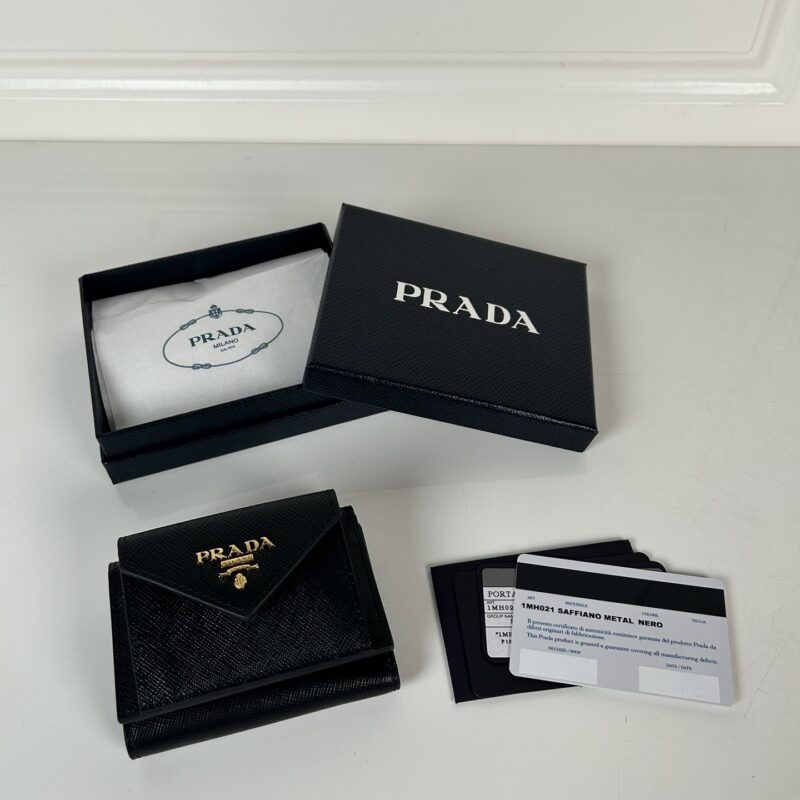 PRADA P家➡️女士迷你三折钱包，型号1MH021,黑色十字纹皮
