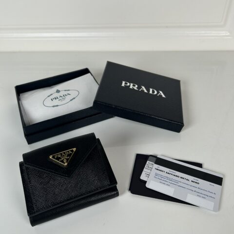PRADA P家➡️女士迷你三折钱包，型号1MH021,黑色十字纹皮