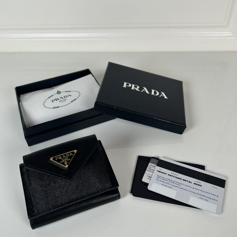 PRADA P家➡️女士迷你三折钱包，型号1MH021,黑色十字纹皮