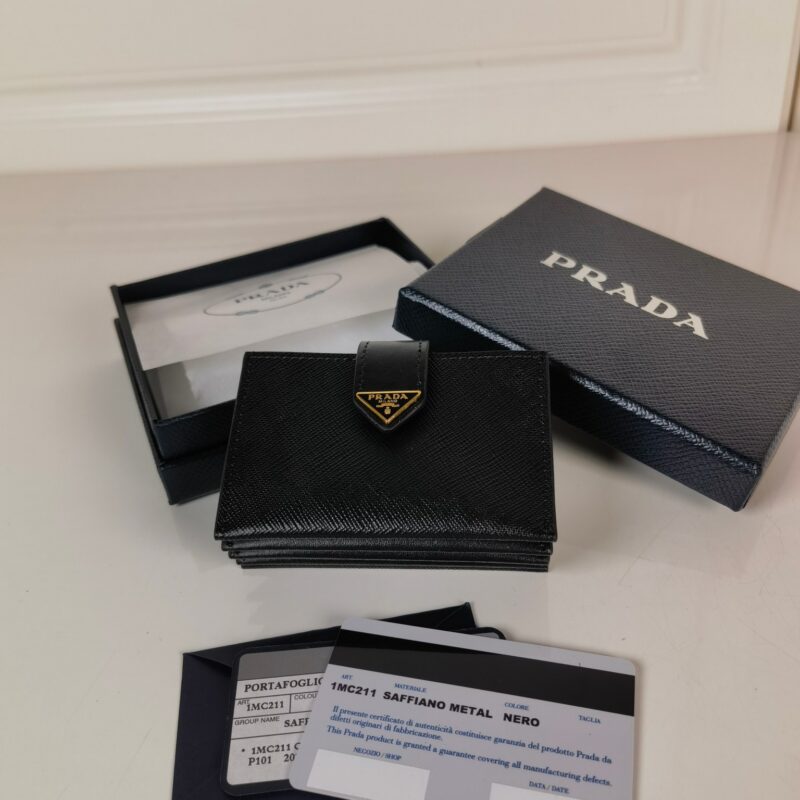 PRADA P家➡️最新三角微标卡包，型号1MC211，Saffiano十字纹皮