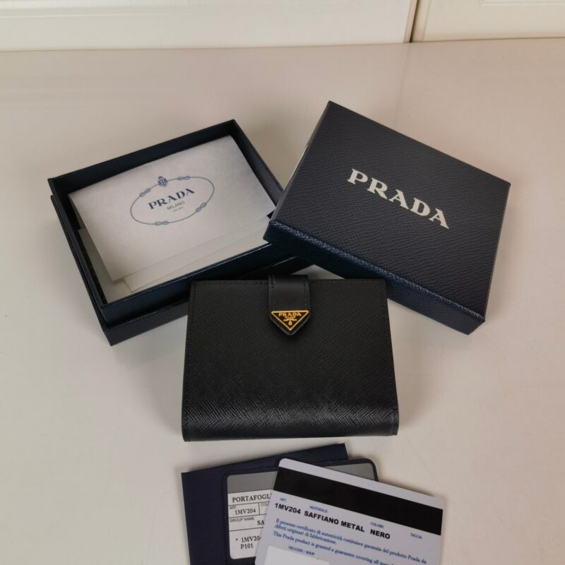 PRADA P家➡️最新三角微标短夹；型号1MV204，Saffiano十字纹皮