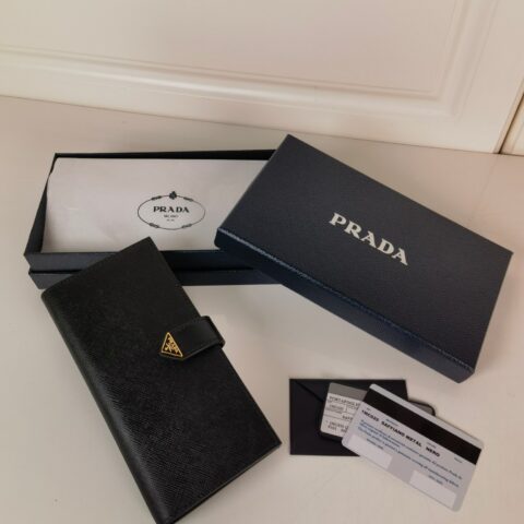 PRADA P家➡️最新三角微标皮夹，型号1MV025，Saffiano十字纹皮