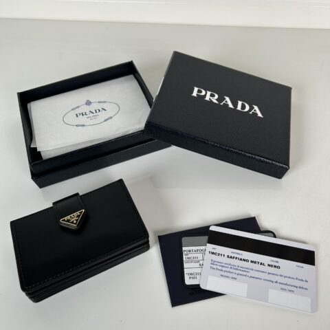 PRADA P家➡️最新三角微标卡包，型号1MC211，Saffiano平纹