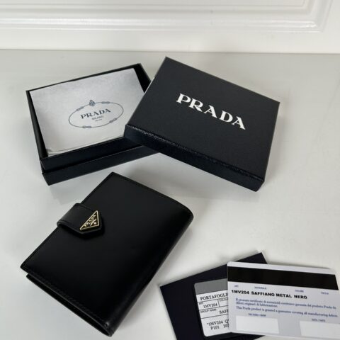 PRADA P家➡️最新三角微标短夹；型号1MV204，Saffiano平纹