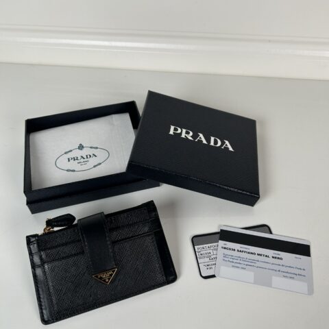 PRADA P家➡️最新三角微标卡包,型号1MC038,Saffiano十字纹皮