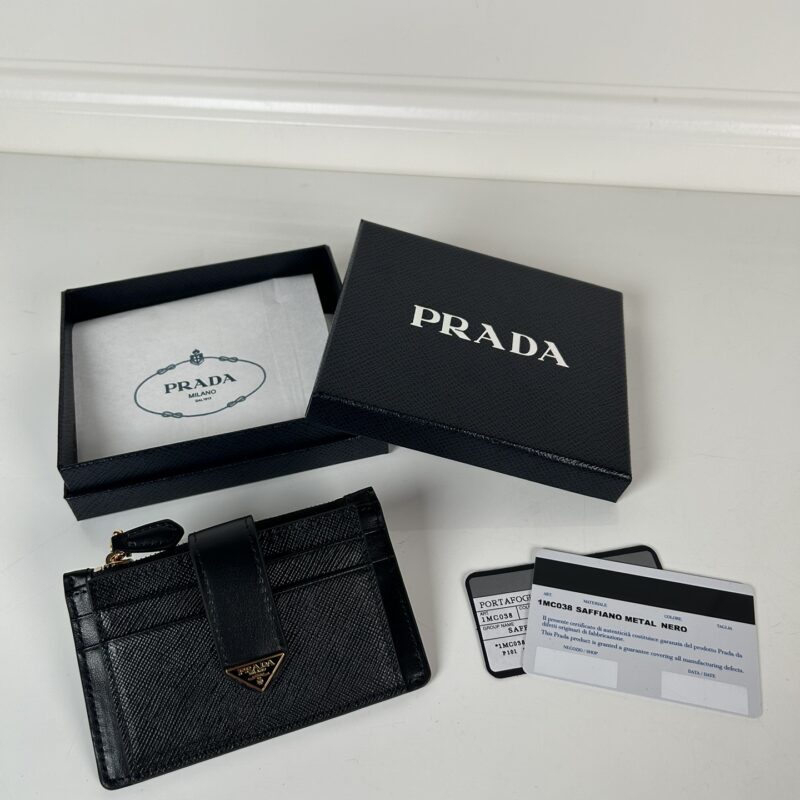 PRADA P家➡️最新三角微标卡包,型号1MC038,Saffiano十字纹皮