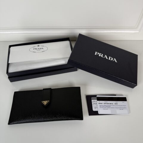 PRADA 款优雅而精致的大号钱夹采用标志性的Saffiano皮革打造 1MV029_2DYG_F0236