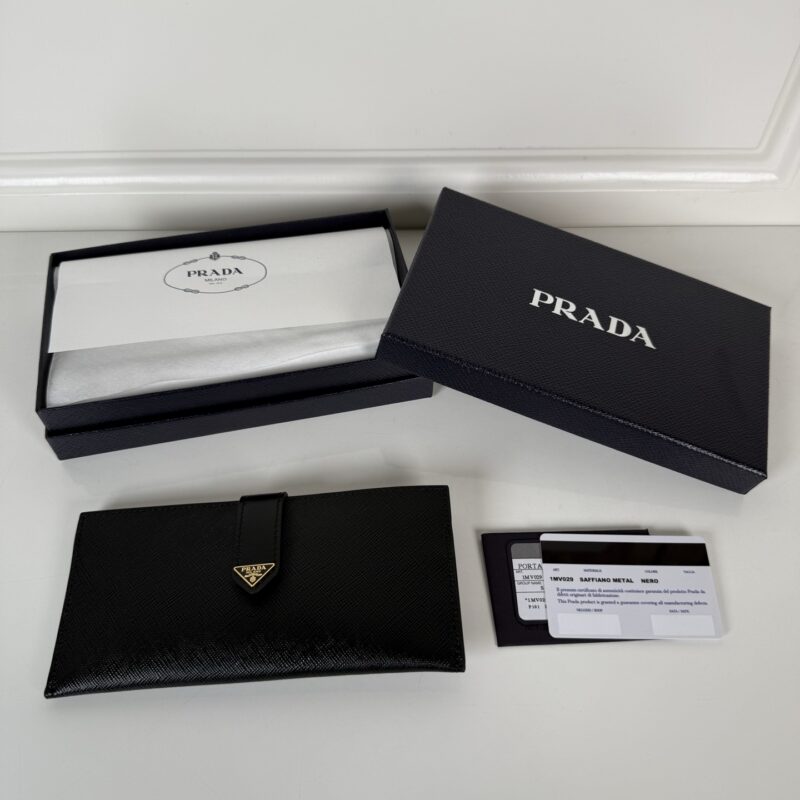 PRADA 款优雅而精致的大号钱夹采用标志性的Saffiano皮革打造 1MV029_2DYG_F0236