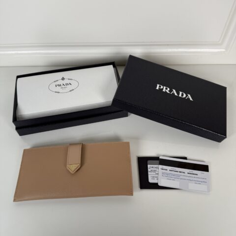PRADA 款优雅而精致的大号钱夹采用标志性的Saffiano皮革打造 1MV029_2DYG_F0236
