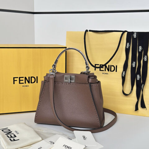 FENDI 简约大气款peekaboo 款号8615
