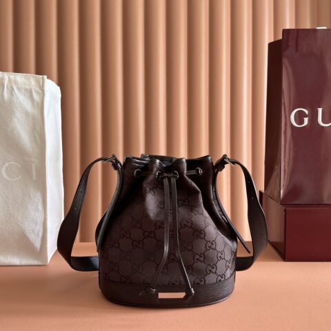 GUCCI Generation 系列深入探索品牌的典藏元素 型号：875237 石楠牛仔