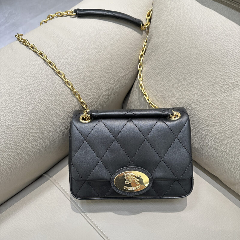 Burberry B家最新标✨选用绗缝小牛皮面料打造 型号2641