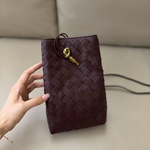 BV Andiamo Phone Pouch 型号:843890 深红木色
