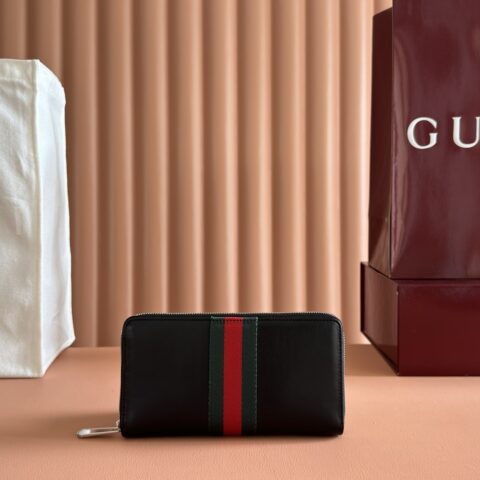 GUCCI 单品匠心点缀焕然一新的织带细节 型号: 867284 克皮
