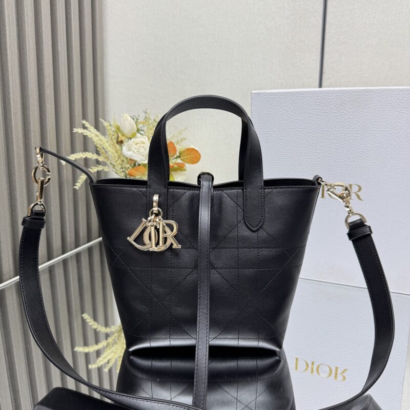 DIOR Toujours 竖版手袋 型号：2835「山羊纹黑色」小号