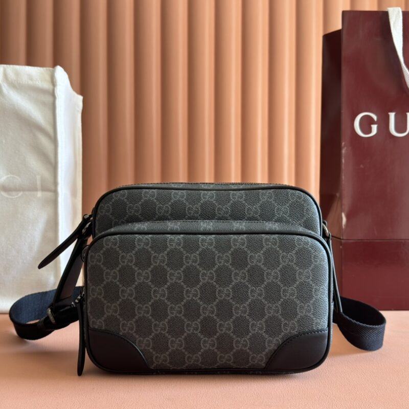 GUCCI GG Emblem男士旅行系列 型号:821160克色pvc/原厂皮