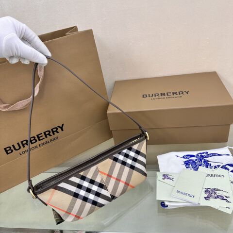 Burberry B家最新腋下包 型号2951
