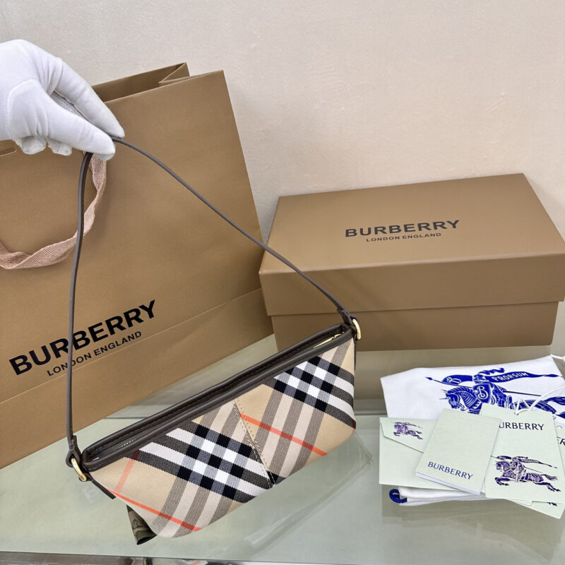 Burberry B家最新腋下包 型号2951