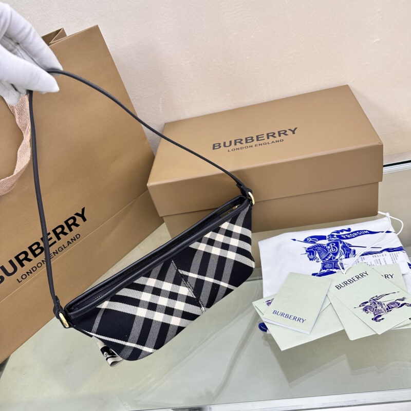 Burberry B家最新腋下包 型号2951